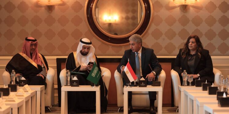 وزير السياحة والآثار ووزير الحج والعمرة السعودي يلتقيان مع مجموعة من شركات السياحة المصرية المتخصصة في تنظيم رحلات الحج والعمرة
