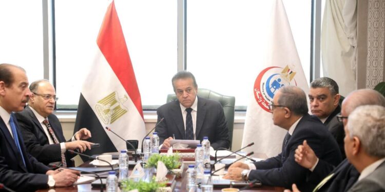 نائب رئيس مجلس الوزراء ووزير الصحة يعقد اجتماعًا موسعًا لبحث دعم وتمكين توطين الصناعات الدوائية في مصر   