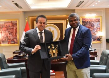 الدكتور خالد عبدالغفار يلتقي وزير صحة جامبيا لبحث سبل التعاون في القطاع الصحي والمستحضرات الدوائية