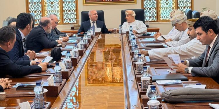 نائب رئيس الوزراء للتنمية الصناعية وزير الصناعة والنقل يختتم زيارته للعاصمة العمانية مسقط   