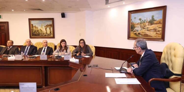 وزير الاتصالات يعقد مائدة مستديرة مع لجنة التحول الرقمي بغرفة التجارة الأمريكية بالقاهرة 