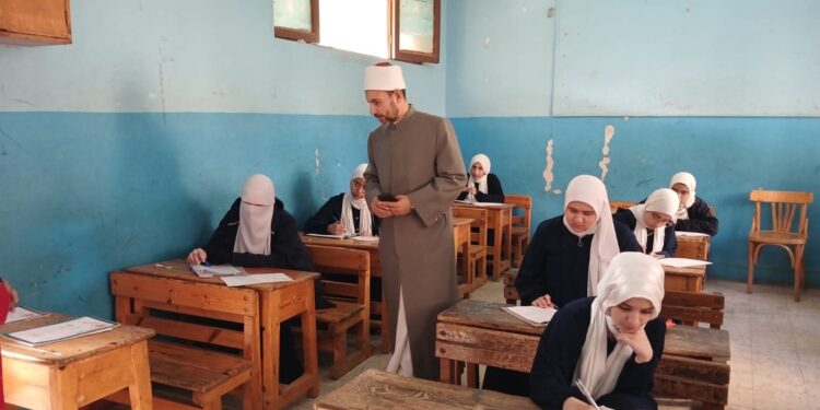 د. ياسر علام رئيس “القاهرة الأزهرية” يقوم بمتابعة ميدانية للجان امتحانات النقل الثانوي