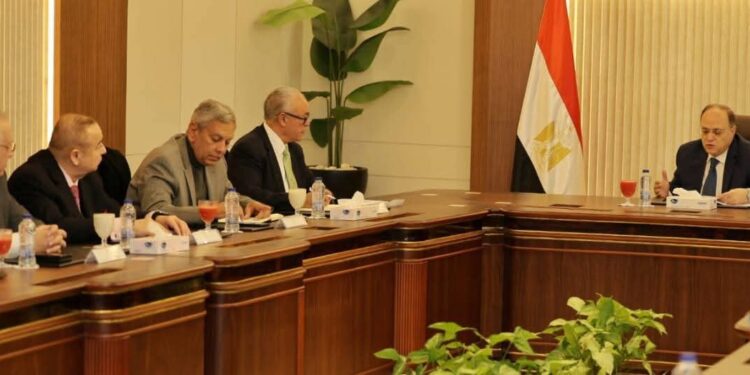 رئيس هيئة الدواء المصرية يعقد اجتماعاً مع ممثلي غرفة صناعة الدواء لبحث تعزيز الصناعات الدوائية    