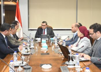 وزير الإسكان يتابع مع “الشركة الوطنية الطرق” ملفات العمل المشترك وأوجه التعاون