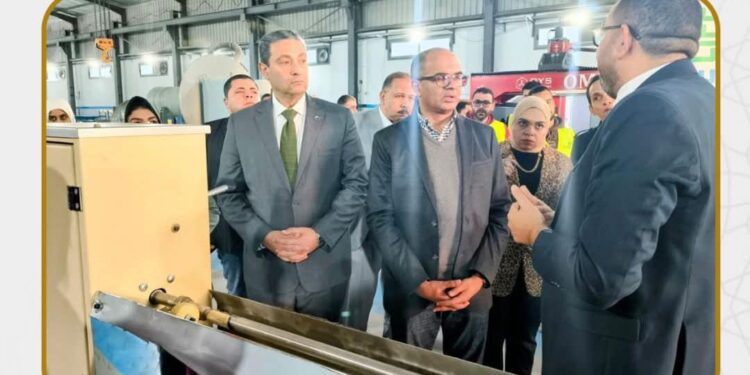 نائب وزير الإسكان يتفقد مصنعاً للمنتجات المرتبطة بأنظمة تحلية مياه البحر بمحافظة دمياط