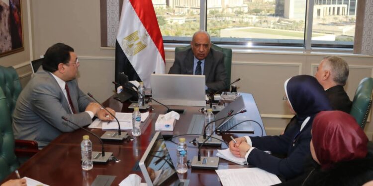 وزير الكهرباء والطاقة المتجددة يتابع خطة العمل لتحقيق الاستدامة المالية والتشغيل الاقتصادي