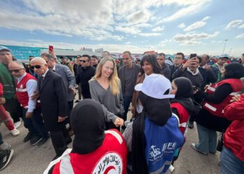 النجمة العالمية “أنجلينا جولي” تتفقد معبر رفح، وسط اصطفاف قوافل المساعدات المصرية