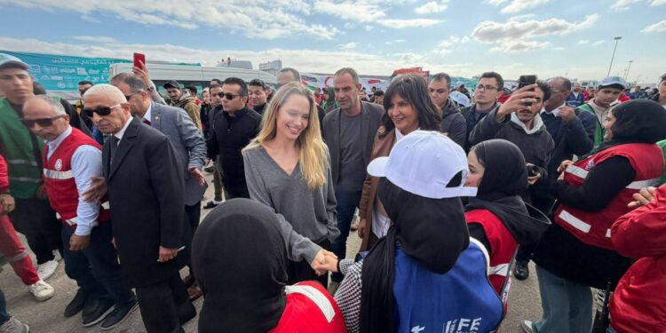 النجمة العالمية “أنجلينا جولي” تتفقد معبر رفح، وسط اصطفاف قوافل المساعدات المصرية