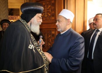 شيخ الأزهر يزور البابا تواضروس ويهنِّئه والإخوة المسيحيين بأعياد الميلاد   