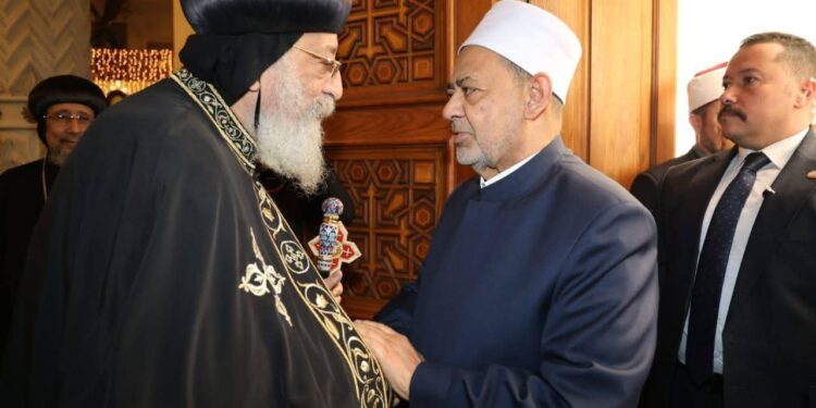 شيخ الأزهر يزور البابا تواضروس ويهنِّئه والإخوة المسيحيين بأعياد الميلاد   