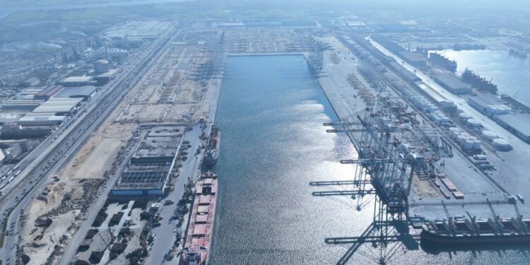شاهد أحدث تصوير جوي لمحطة حاويات تحيا مصر 1 بميناء دمياط