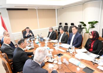 وزير الإسكان يعقد اجتماعا مع مسئولي شركة سامكريت لمتابعة معدلات تنفيذ مشروعاتها