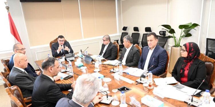 وزير الإسكان يعقد اجتماعا مع مسئولي شركة سامكريت لمتابعة معدلات تنفيذ مشروعاتها