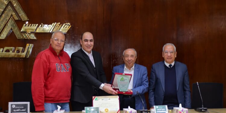 نقيب المهندسين والأمين العام وأمين الصندوق يكرمون الكوادر الإدارية والفنية المتعاونة في تنظيم برنامج PMP 