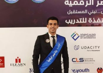 وزير الاتصالات يكرم الطالب عبدالرحمن أحمد من الجامعة المصرية الروسية لتفوقه في مبادرة “رواد مصر الرقمية”