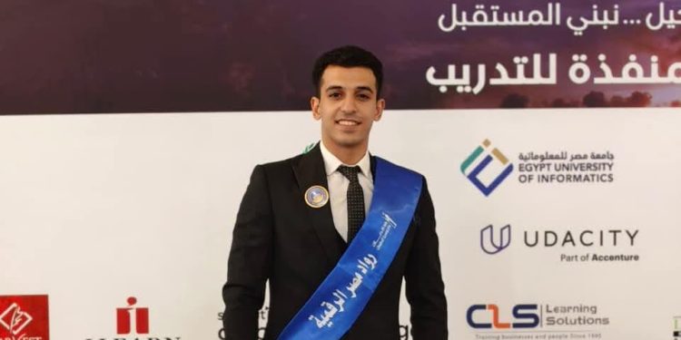 وزير الاتصالات يكرم الطالب عبدالرحمن أحمد من الجامعة المصرية الروسية لتفوقه في مبادرة “رواد مصر الرقمية”