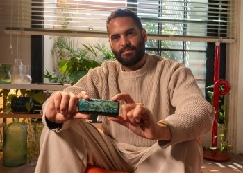تتعاون IQOS مع الفنان المصري محمد طلايع لتقديم تجربة فنية مبتكرة 6 تتعاون IQOS مع الفنان المصري محمد طلايع لتقديم تجربة فنية مبتكرة