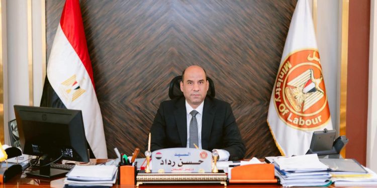 بتوجيه من الوزير حسن رداد ..وزارة العمل وشركة "شغلني" تطلقان مبادرة "فوق الـ40" 1 بتوجيه من الوزير حسن رداد ..وزارة العمل وشركة “شغلني” تطلقان مبادرة “فوق الـ40”