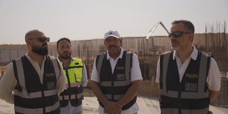 رئيس "رادكس" التواجد داخل مواقع التنفيذ ومتابعة مراحل العمل يضمن سرعة اتخاذ القرار، والتعامل الفوري مع أي تحديات 1 رئيس “رادكس” التواجد داخل مواقع التنفيذ ومتابعة مراحل العمل يضمن سرعة اتخاذ القرار، والتعامل الفوري مع أي تحديات